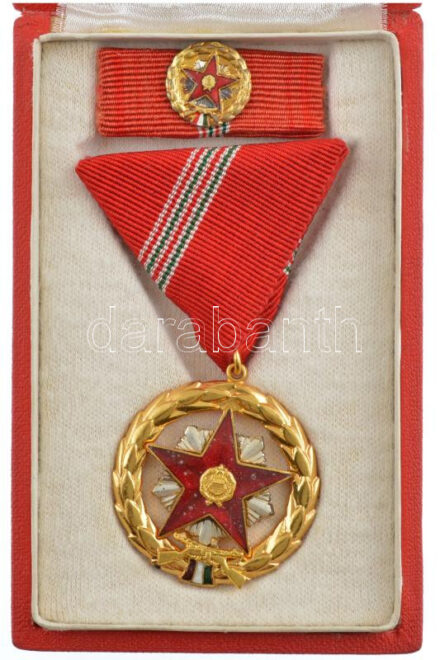 1964. 'Kiváló Szolgálatért Érdemérem' aranyozott, zománcozott kitüntetés, mellszalagon, szalagsávon miniatűrrel, eredeti tokban T:1- Hungary 1964. 'Distinguished Service Medal' gilt, enamelled decoration with ribbon, miniature ribbon and