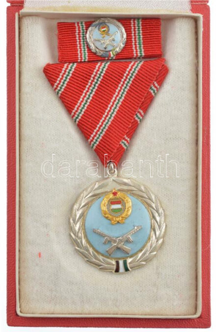 1957. 'Szolgálati Érdemérem' zománcozott kitüntetés mellszalagon, miniatűrrel szalagsávon, eredeti tokban T:1- NMK 618.