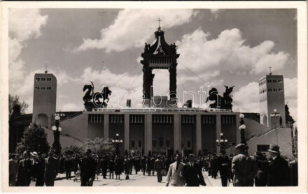 Budapest XIV. A XXXIV. Nemzetközi Eucharisztikus Kongresszus főoltára (Dr. Lechner Jenő műépítész alkotása)
