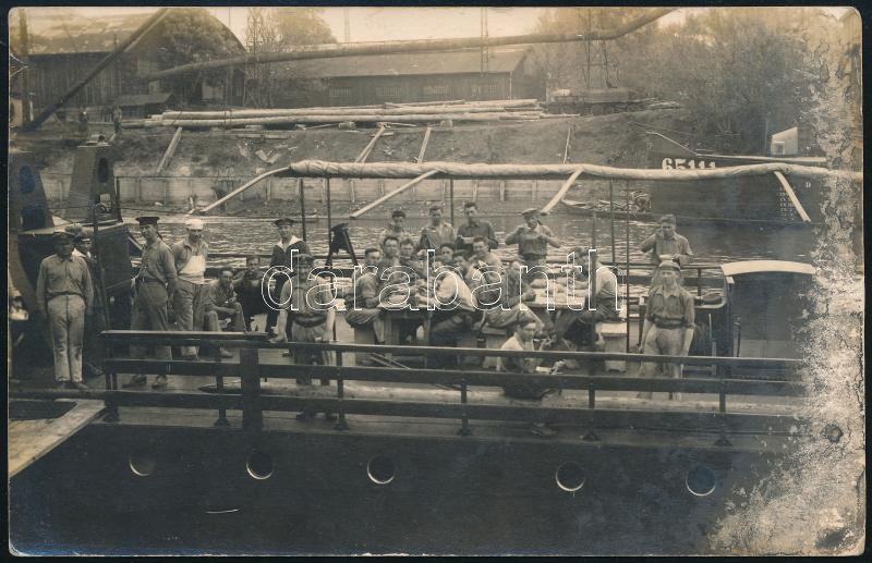 1928 Bp., 'Badacsony' hajó legénysége a hajó fedélzetén, a hátoldalon feliratozott fotólap, 14x9 cm
