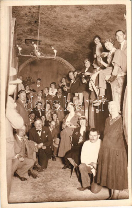 1934 Diósd, MÁV borpince belső, italozó társaság hordókon. photo