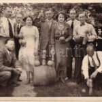 1933 Verőce, Nógrádverőce; Horváth féle vasúti vendéglő kertje, tekéző (kuglizó) társaság. photo