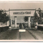 1940 Kakasszékfürdő (Orosháza), Fürdő bejárat. Leporello belül dohányosbolt + 'POSTAI ÜGYN.' (EK)