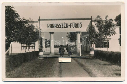 1940 Kakasszékfürdő (Orosháza), Fürdő bejárat. Leporello belül dohányosbolt + 'POSTAI ÜGYN.' (EK)