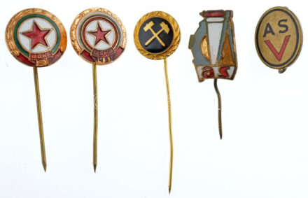 5db-os vegyes, főleg sportjelvény, közte Bulgária DN 'CSZKA Szófia' zománcozott fém jelvény (2xklf) T:1-2 5pcs mixed, mostly sport badges, within Bulgaria ND 'CSKA Sofia' enamelled metal badge (2xdiff) C:UNC-XF