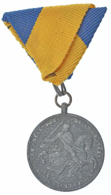 1941. 'Délvidéki Emlékérem' Zn emlékérem, nem eredeti mellszalaggal. Szign.: BERÁN L. T:2,2- Hungary 1941. 'Commemorative Medal for the Return of Southern Hungary' Zn medal with not original ribbon. Sign: L. BERÁN C:XF,VF NMK 429.