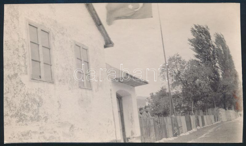 1915 Ada-Kaleh szigete, a volt török közigazgatás épülete török zászlóval, Pásztor Árpád újságíró fotója, szép állapotban, 8×13,5 cm