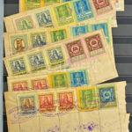 1868-1950 Több száz darab okmánybélyeg 16 lapos A4-es Lindner berakóban, közte sok klasszikus és városi kiadás, szép bélyegzések - Image 2