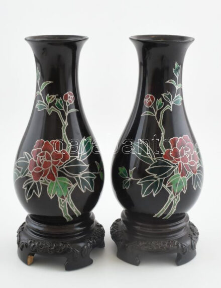 Japán lakkvázapár, jelzés nélkül, hibátlan, 1970-80 körül, m: 17,5 cm