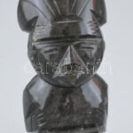 Jelzés nélkül: Mexikói törzsi figura. Kézzel faragott obszidián. Hibátlan, m: 12 cm