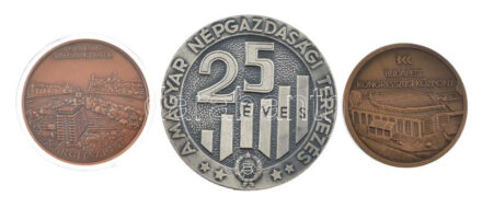 3db-os vegyes emlékérem tétel, közte 1972. '25 éves a magyar népgazdasági tervezés / 1947-1972' ezüstpatinázott bronz emlékérem (60mm) + 1985. 'Budapest Kongresszusi Központ Megnyitására' kétoldalas bronz emlékérem (42,5mm) +