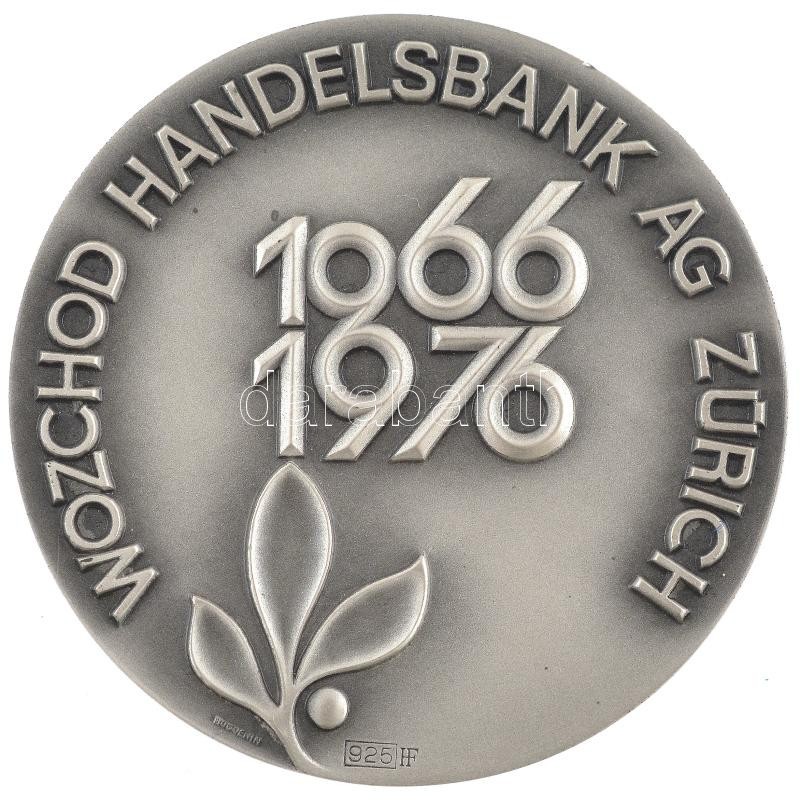 Svájc 1976. 'Wozchod Handelsbank AG Zürich 10. évfordulója 1966-1976' kétoldalas, jelzett Ag emlékérem eredeti tokban, 'Huguenin' gyártói jelzéssel (31,13g/0.925/40mm) T:1 Switzerland 1976. 'The 10th Anniversary of Wozchod Handelsbank AG - Image 2