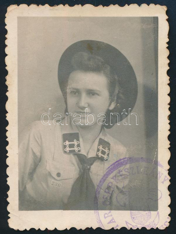 cca 1940 Cserkészlány fotója, pecséttel, 8×6 cm