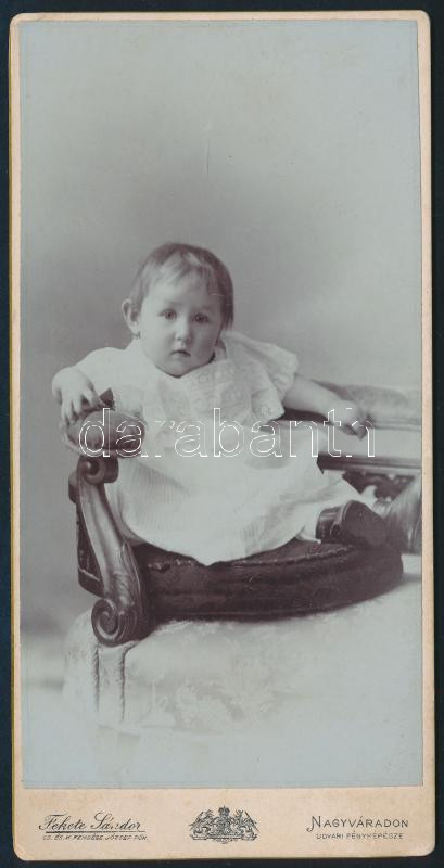 cca 1900 Babaportré, keményhátú fotó Fekete Sándor nagyváradi műterméből, 15×7 cm