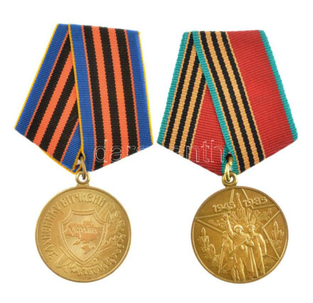 Szovjetunió 1985. 'A Nagy Honvédő Háborúban aratott győzelem 40. évfordulója' sárgaréz kitüntetés mellszalagon + Ukrajna (1999-) 'A Haza Védelmezője' sárgaréz kitüntetés mellszalagon T:1,1- Soviet Union 1985. '40th Anniversary of
