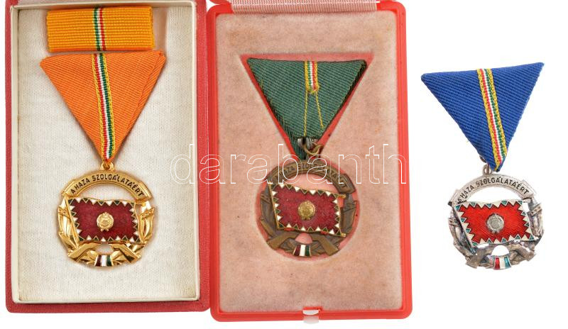 1964. 'A Haza Szolgálatáért Érdemérem arany fokozat' zománcozott aranyozott bronz kitüntetés szalagsávval, tokban + 'A Haza Szolgálatáért Érdemérem ezüst fokozat' zománcozott ezüstözött bronz kitüntetés + 'A Haza