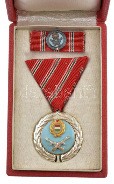 1957. 'Szolgálati Érdemérem' zománcozott kitüntetés mellszalagon, miniatűrrel szalagsávon, eredeti tokban T:1- NMK 618.
