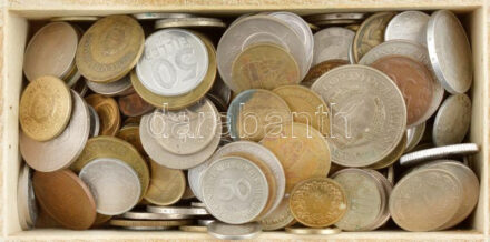 Kis fadoboznyi vegyes érmetétel, nagyrészt Kelet-Európai Országokból (Csehszlovákia, NDK, Magyarország, Belgium, Jugoszlávia stb) T:vegyes Small box of mixed coin lot, mostly from Eastern European Countries (Czechoslovakia, GDR, Hungary,
