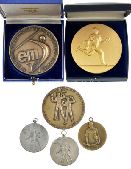 6db-os vegyes, főként magyar sport emlék-és díjérem tétel, közte Boldogfai Farkas Sándor (1907-1970) 1949. 'A Magyar Nemzeti Bank Alkalmazottainak Sportegyesülete' kétoldalas bronz sport díjérem, 'A tenisz tömegsport