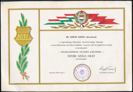 1990 Bp., a Magyar Néphadsereg oklevele Dr. Karkos Károly alezredes részére, nyugállományba helyezése alkalmából névre szóló óra adományozásáról, pecséttel, nyomtatott aláírással, saroktöréssel, 29,5x20,5 cm