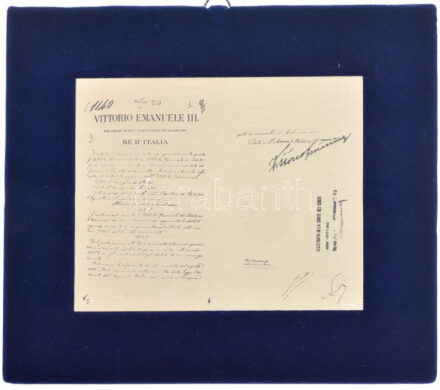Olaszország DN III. Viktor Emánuel által ellenjegyzett dokumentum jelzett ezüstlapra gravírozva, dísztokban, felakasztható képkeretben (kerettel együtt:~158g/0.800/100x125mm) T:1 kissé viseltes tok Italy ND Document countersigned by