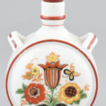 Zsolnay népi mintás porcelán butykos, kulacs. Matricás, jelzett, kopásnyomokkal, m: 13,5 cm