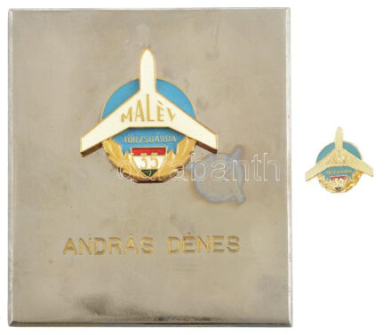 ~1975. 'MALÉV Törzsgárda 30 év' aranyozott, műgyantás jelvény (21,5x22mm) + 'MALÉV Törzsgárda 35 év' aranyozott, műgyantás jelvény névre szóló fém plaketten, eredeti tokban (104x90mm) T:1-