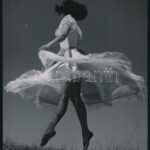Szendrő István (1908-2000): Balerina tánca a szabadban. Hátoldalán jelzett, vintage fotó, 23x17 cm