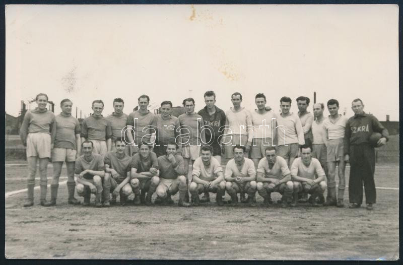 cca 1950-1960 'Szikra' labdarúgócsapat, fotó, 14x9 cm