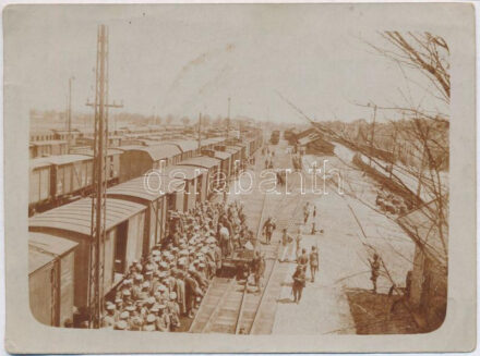 Budapest, vasútállomás orosz hadifoglyokkal. photo (EK)