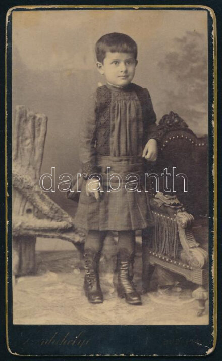 cca 1880 Kisgyerek portréja, Szerdahelyi fényképész budapesti műtermében készült, keményhátú vintage fotó, Proveniencia: Kézdi-Kovács László hagyatéka, 10,5x6,5 cm