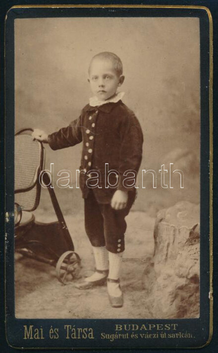 cca 1880 Kisgyerek portréja, jobb kezével egy kerekes ülőalkalmatosságot tartva, Mai és Társa fényképész budapesti műtermében készült, keményhátú vintage fotó, Proveniencia: Kézdi-Kovács László hagyatéka, 10,5x6,5 cm