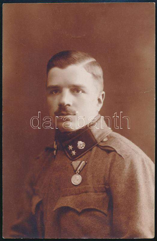 cca 1920 Katona I. világháborús 'Ferenc József II. osztályú Ezüst Vitézségi Érem' kitüntetéssel, fotólap, 14x9 cm