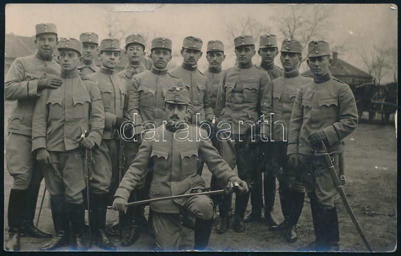 cca 1914-18 Sárdy Brutus (1892-1970) festőművész, restaurátor az I. világháború idején katonatársai körében (balról a harmadik), vintage fotólap, 9x14 cm