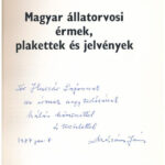 Mészáros M. János: Magyar Állatorvosi Érmek, Plakettek és Jelvények. Mezőgazdasági Könyvkiadó Vállalat, Budapest, 1986. A szerző által Huszár Lajos numizmatikusnak dedikálva, benne 'Huszár Lajos hagyatéka' bélyegzéssel. - Image 2