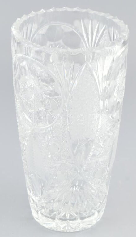 Ólomkristály váza, cizellált, néhány kis csorbával, m: 25,5 cm