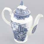 British Anchor Ironstone, angol fajansz teáskanna, 'Old Country Castles' máz alatti mintával. Jelzett, hibátlan, m: 24,5 cm