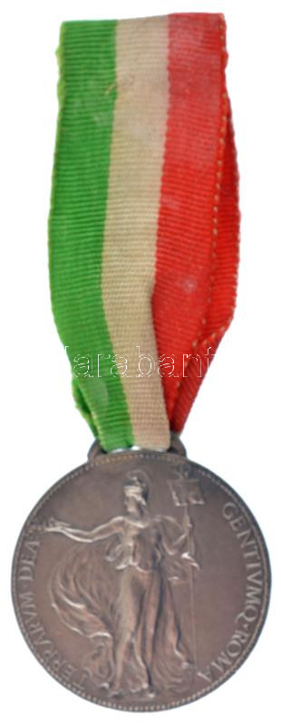 Olaszország 1912. 'III. Nemzetközi Régészeti Kongresszus Róma MCMXII / TERRARVM DEA GENTIVMQ ROMA' kétoldalas jelzetlen Ag emlékérem szalagon. Szign.:A. Apolloni (~6,65g/24mm) T:1,1- kissé viseltes szalag Italy 1912. 'III Congresso