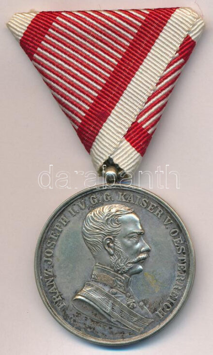 ~1870. 'Ferenc József I. osztályú Ezüst Vitézségi Érem' ezüstözött bronz kitüntetés, modern mellszalagon, szignó nélkül T:2 portré oldalon egy helyen kopott ezüstözés Hungary ~1870. 'Silver Gallantry Medal, 1st Class' silver