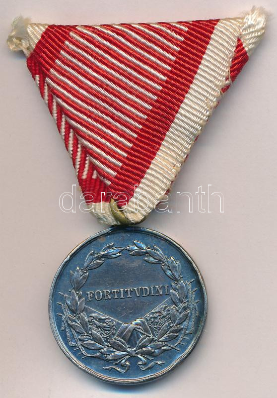 1917. 'Károly Ezüst Vitézségi Érem II. osztálya' peremen jelzett Ag kitüntetés modern mellszalagon. Szign.: Kautsch T:2- patina, ph. Hungary 1917. 'Silver Gallantry Medal, 2nd Class' Ag decoration with hallmark on the edge, on modern - Image 2
