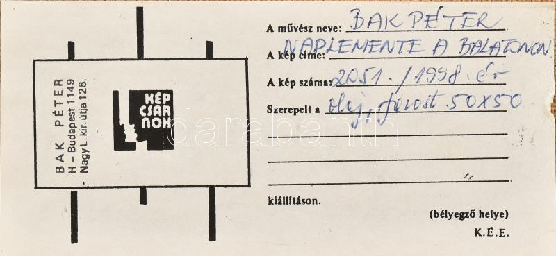 Bak Péter (1950-): Naplemente a Balatonon. Olaj, farost, jelzett, hátoldalán autográf felirattal, Képcsarnok Vállalat címkéjével, fakeretben, 50x50 cm - Image 3