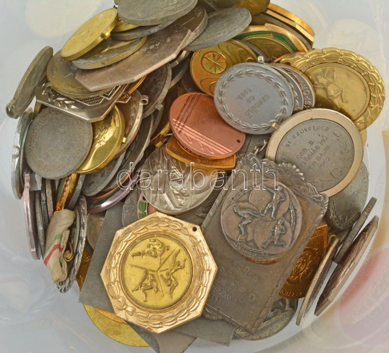 Vegyes sport emlék és díjérem ~3,8kg súlyban (mintegy 145db) T:vegyes