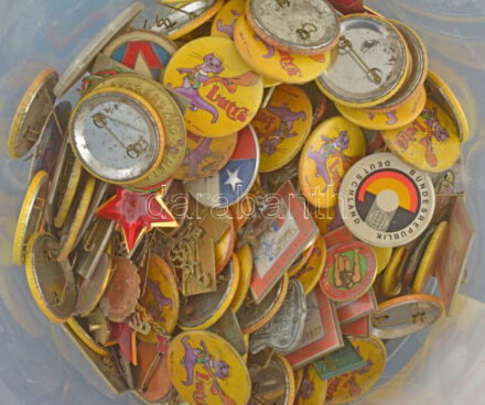 Vegyes jelvény tétel 2,2kg súlyban (mintegy 606db) T:vegyes