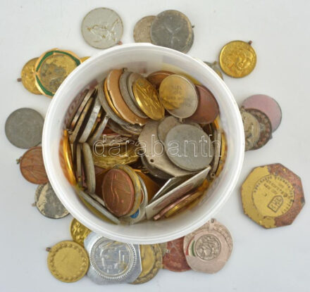 Vegyes sport emlék és díjérem ~3kg súlyban (mintegy 130db) T:vegyes