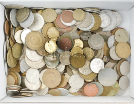 Vegyes, magyar és külföldi érmetétel mintegy ~1kg súlyban T:vegyes Mixed, Hungarian and foreign coin lot (~1kg) C:mixed