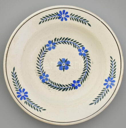 Antik kézzel festett népi fajansz tányér, jelzés nélkül, kopott, hajszálrepett, d: 23 cm