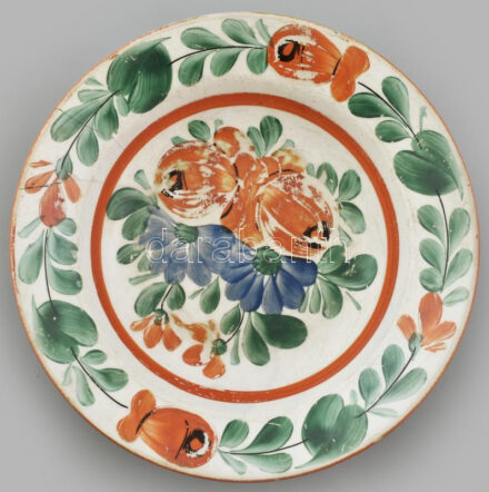 Antik kézzel festett népi fajansz tányér, jelzés nélkül, sérült, d: 22,5 cm