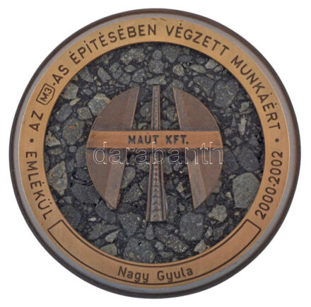 2002. 'Az M3-as építésében végzett munkáért - Emlékül 2000-2002' névre szóló, egyoldalas bronz plakett, belefoglalt bitumen darabbal, eredeti dísztokban (134mm) T:1-