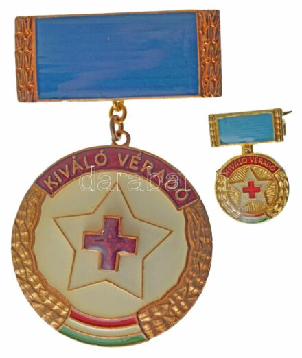 ~1975. 'Magyar Vöröskereszt Kiváló Véradó' festett, műgyantás kitüntetés eredeti tokban, miniatűrrel T:1,1- miniatűrön kis karc