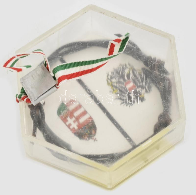 cca 1989 A vasfüggönyből készített drótkoszorú, plombált, díszdobozban
